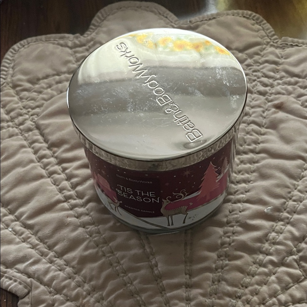 Bath & Body Works 'Tis the Season Bath Soak - Red and Silver